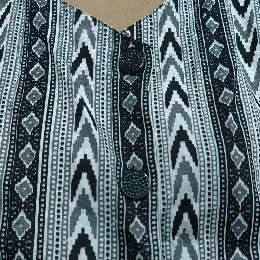 Zyenika Kunja Front Open Button Close Up